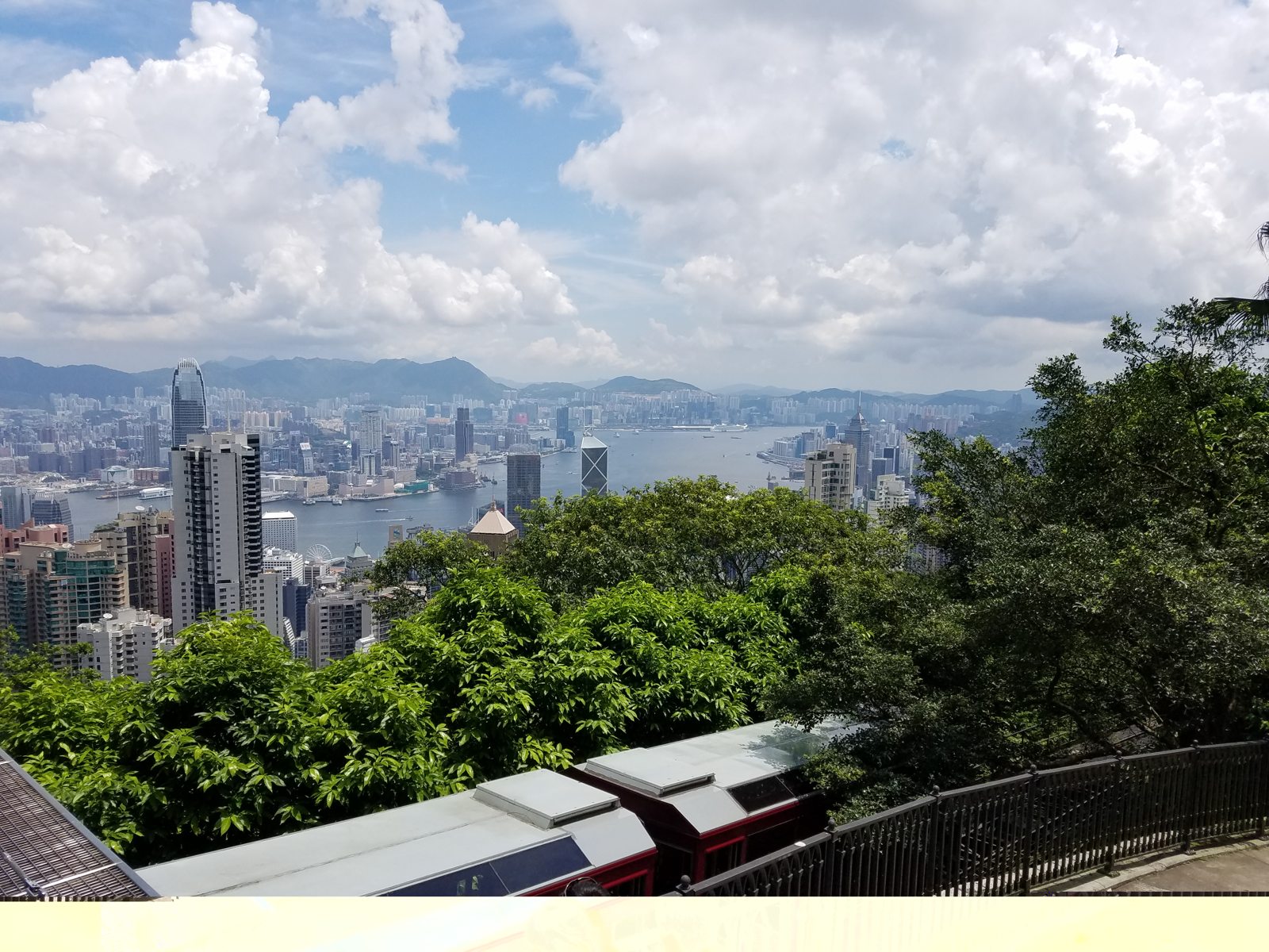 피크에서 내려다본 도심